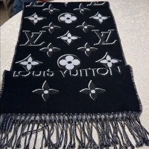 Louis Vuitton Monogram Black and White Scarf